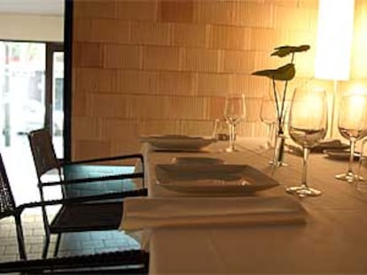 La lámpara Royal, de Arne Jacobsen, ilumina el comedor, revestido con ladrillos de termoarcilla, del restaurante La Manduca.