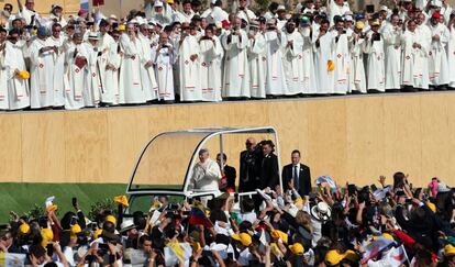 Papa Francisco saúda fiéis ao chegar no Parque O'Higgins, em Santiago do Chile.