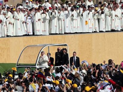 Papa Francisco saúda fiéis ao chegar no Parque O'Higgins, em Santiago do Chile.