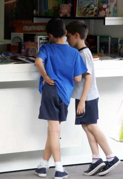 Los niños son visitantes fieles a la Feria del Libro de Madrid.