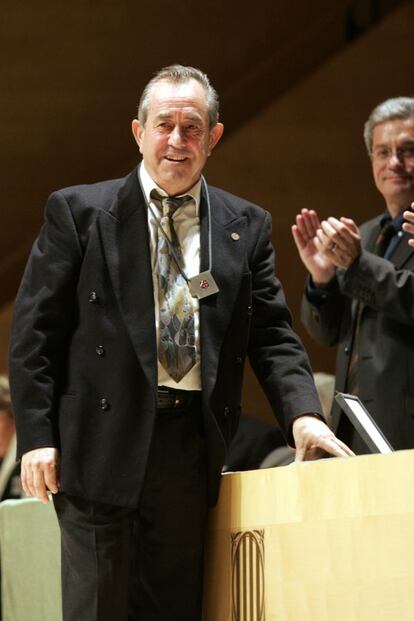 Manuel Martínez, en una imagen de archivo, cuando recibió la Creu de Sant Jordi en 2004.