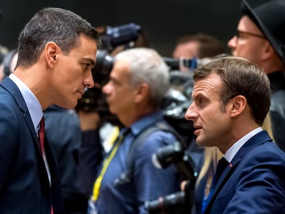 El jefe del Ejecutivo español, Pedro Sánchez, y el presidente francés, Emmanuel Macron, en una cumbre en Bruselas.