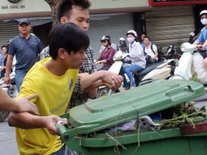 Dos polic&iacute;as de paisano detienen a un manifestante antichino en Hanoi el domingo. 