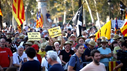 Decenas de personas se concentran para recibir al expresidente de la Generalitat Carles Puigdemont en el paseo Lluís Companys, este jueves.