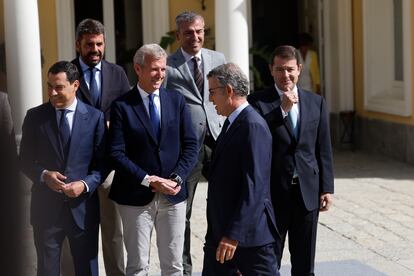 De arriba a abajo y de izquierda a derecha, el presidente de la Generalitat Valenciana, Carlos Mazón; el presidente de la Junta de Andalucía, Juanma Moreno; el presidente de Galicia, Alfonso Rueda y el presidente de Castilla y León, Alfonso Fernández Mañueco, junto al líder del PP, Alberto Núñez Feijóo. 