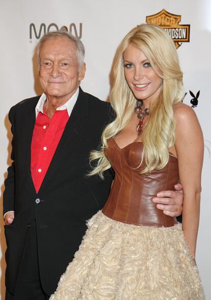 Hugh Hefner y su novia, la 'conejita' Crystal Harris, en una imagen de mayo de 2011. Harris ha decidido cancelar los planes de boda con Hefner a tres días de su boda.