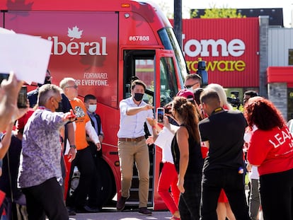 El primer ministro canadiense, Justin Trudeau, desciende de un autobús de campaña en Richmond Hill, Ontario.