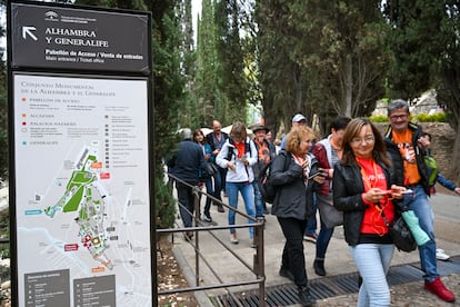 GRAFAND6144. GRANADA, 02/11/2023.- Algunos turistas caminan durante la visita al Conjunto Monumental de la Alhambra en Granada este jueves en el que el Patronato condiciona su visita pública por motivos de seguridad ante la alerta por fuertes rachas de viento asociadas a la borrasca Ciarán y mantendrá cambios en el recorrido por el Generalife para evitar posibles riesgos. EFE/Miguel Ángel Molina
