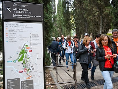 GRAFAND6144. GRANADA, 02/11/2023.- Algunos turistas caminan durante la visita al Conjunto Monumental de la Alhambra en Granada este jueves en el que el Patronato condiciona su visita pública por motivos de seguridad ante la alerta por fuertes rachas de viento asociadas a la borrasca Ciarán y mantendrá cambios en el recorrido por el Generalife para evitar posibles riesgos. EFE/Miguel Ángel Molina
