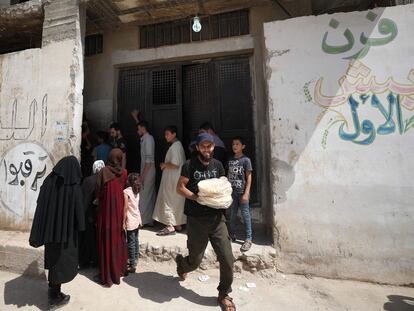 Unos sirios compran pan el martes en la localidad de Binnish, en la provincia de Idlib y bajo control insurrecto.
