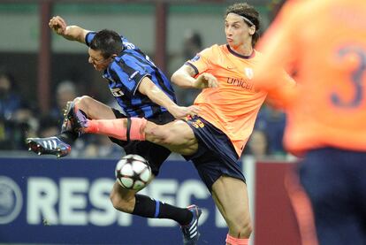 Ibrahimovic trata de controlar el balón ante la acometida de Lucio.