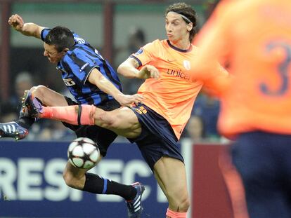 Ibrahimovic trata de controlar el balón ante la acometida de Lucio.