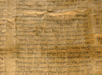 El manuscrito de Isaías, que forma parte de la exposición Visiones de Paz en el Manuscrito de Isaías, instalada dentro del Sepulcro del Libro en el Museo de Israel en Jerusalén (Israel), hoy 13 de mayo de 2008. Las dos tiras del rollo se encuentran expuestas por primera vez desde hace cuatro décadas.Hace cuatro décadas que nadie ha podido contemplar estos raros fragmentos de los Rollos del Mar Muerto. Una exposición enmarcada en la celebración del 60 aniversario de la creación del Estado de Israel mostrará los manuscritos, de unos 2000 años de antigüedad y que contienen las creencias de la secta judía de los esenios.