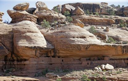 Grupos de protección del medioambiente y miembros de cinco tribus de indios americanos que residen en las zonas naturales han afirmado que presentarán demandas contra la norma de Trump. “Hemos tratado de reunirnos con el presidente sobre este asunto. El terreno de Bears Ears es de vital importancia para nosotros. La decisión, tomada sin consultarnos, no nos deja más opción que litigar”, afirmó el presidente de los navajos. En la imagen, Moonhouse, en el Cañón McLoyd, forma parte del Monumento Nacional de Bears Ears, en Utah.