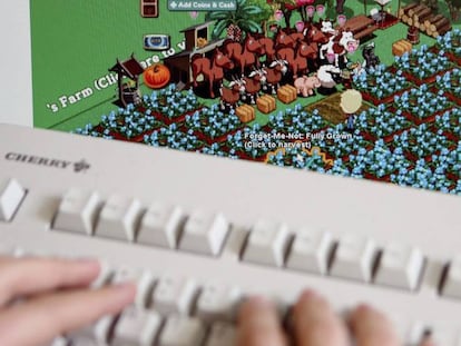 Las redes sociales, los cafés y las largas comidas alargan el horario laboral