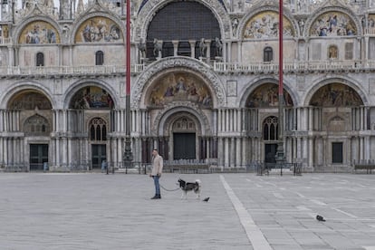 Un hombre pasea a su mascota en la plaza de San Marcos en Venecia (Italia), el 14 de marzo.