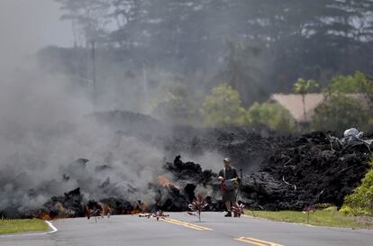 Un hombre graba la lava de la falla tras la erupción del volcán Kilauea en Leilani Estates, cerca de Pahoa, Hawái, el 5 de mayo de 2018.