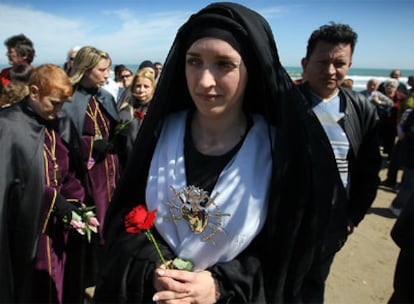 Una vecina de los Poblados Marítimos representa a la Dolorosa en la Semana Santa Marinera de Valencia.