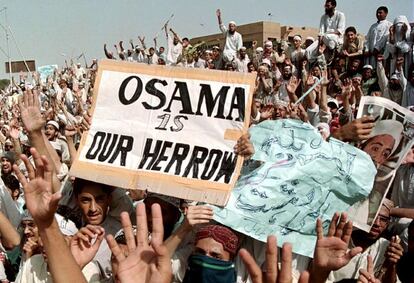 Manifestación a favor de Osama Bin Laden en Karachi (Pakistán) el 18 de septiembre del 2001. El vecino Afganistán, donde presuntamente se encuentra Laden, teme un hipotético ataque de Estados Unidos en represalia por el ataque terrorista del 11 de septiembre a las Torres Gemelas de Nueva York y al Pentágono, en Washington, atentados que los americanos achacan a las organizaciones de Osama Bin Laden.