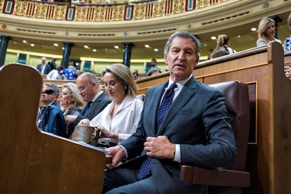 El presidente del Partido Popular, Alberto Núñez Feijóo (en primer término), junto a la portavoz del Congreso, Cuca Gamarra, y el diputado, Miguel Tellado, este miércoles.