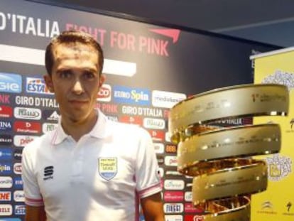 Alberto Contador posa junto al 'Trofeo Senza Fine' este viernes.