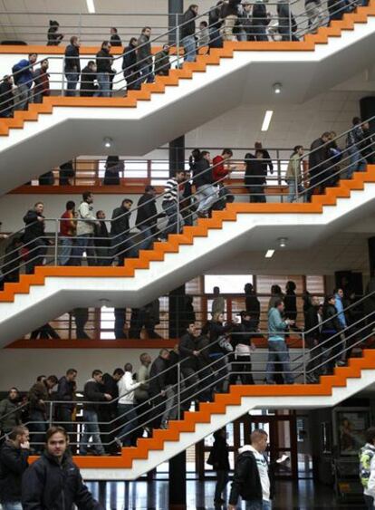 Aspirantes a policías, en la Facultad de Económicas y Empresariales de la Complutense.