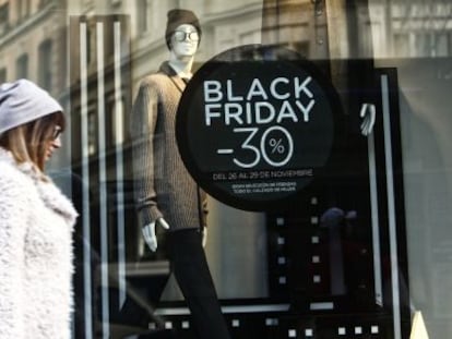 A sign for a Black Friday sale in a store on Madrid’s Gran Vía.