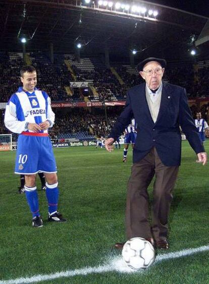 García Vizoso, homenajeado en Riazor en 2003.