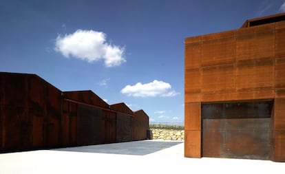 Hormigón, acero, madera y piedra natural. El revestimiento es de acero corten. Estos son los materiales principales que eligieron los arquitectos para un proyecto finalizado en 2010. Los vinos que se producen aquí (unas 40.000 botellas al año) son de uva merlot y cabernet franc.