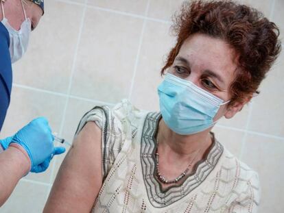 Una enfermera inyecta una dosis de una vacuna experimental frente al coronavirus.