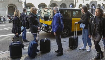 Un grup de turistes a l'accés d'un hotel a la Via Laietana de Barcelona.
