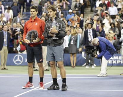 El tenista espa&ntilde;ol Rafael Nadal posa con el trofeo de campe&oacute;n junto al serbio Novak Djokovic 