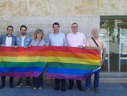 Portavoces de los grupos de PSOE, C&#039;s y APB junto a activistas de Arc&oacute;poli en el Ayuntamiento de Boadilla. 