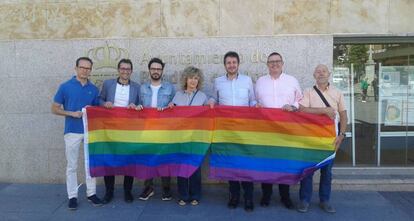 Portavoces de los grupos de PSOE, C&#039;s y APB junto a activistas de Arc&oacute;poli en el Ayuntamiento de Boadilla. 