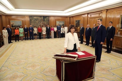 Dolores Delgado ha sido la primera en prometer su cargo como nueva ministra de Justicia del Gobierno de Pedro Sánchez ante Felipe VI, en el Palacio de la Zarzuela.