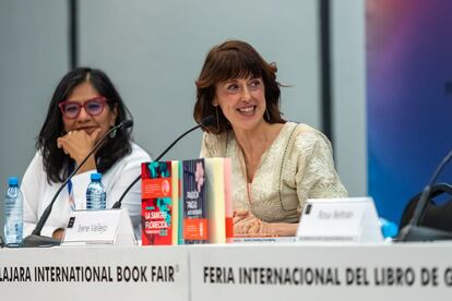 Socorro Venegas e Irene Vallejo en el evento de aniversario de la colección de libros ‘Vindictas’.