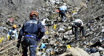 El Gobierno francés ha distribuido las primeras imágenes de los equipos de rescate trabajando en la zona del accidente.