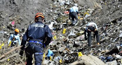 El Gobierno francés ha distribuido las primeras imágenes de los equipos de rescate trabajando en la zona del accidente.