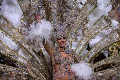 La joven Priscila Medina Quintero, ataviada con la fantasía 'Nuit', un impactante traje dorado y de plumas moradas y blancas, fue elegida la Reina del Carnaval 2019 en la isla española la noche del miércoles al jueves.