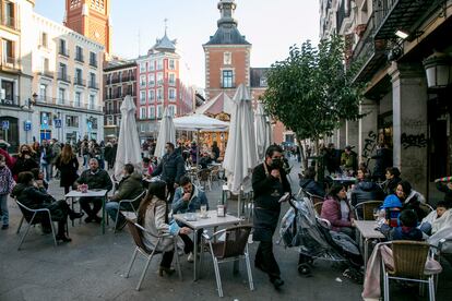 Una terraza abarrotada en el centro de Madrid durante el puente de la Constitución.