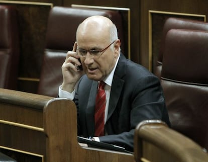 El portavoz de CiU en el Congreso, Josep Antoni Duran Lleida, habla por tel&eacute;fono, antes de iniciar la sesi&oacute;n de investidura.