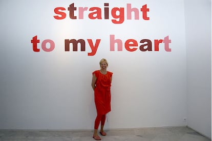 Anika Ström posa ante parte de una de sus obras textuales en el Centro Andaluz de Arte Contemporáneo, en Sevilla.