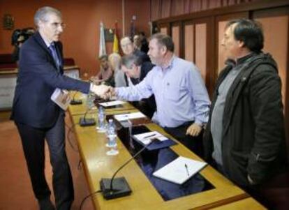 El conselleiro de Economía e Industria, Francisco Conde (i) saluda a los representantes de los comités de empresa de Navantia y alcaldes de la Mancomunidad de Municipios Ría de Ferrol, al comienzo de la reunión que celebraron esta mañana en Santiago de Compostela.