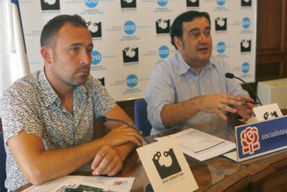 Los concejales socialistas Denis Itxaso (izquierda) y Ernesto Gasco comparecen ayer en el Ayuntamiento de San Sebastián.