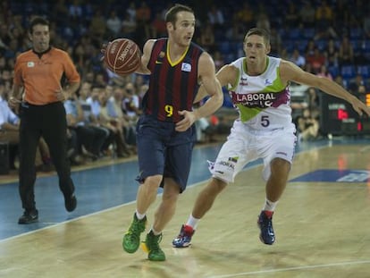 Marcelinho, con el balón, ante Causeur. 