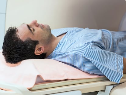 Mid adult man about to receive an MRI scan - Cáncer de próstata - AstraZeneca - Transformar hoy el mañana