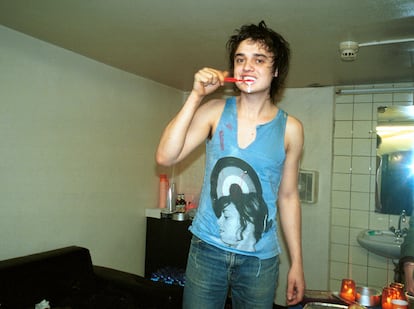 Pete Doherty lavándose los dientes en un 'backstage' en 2004.