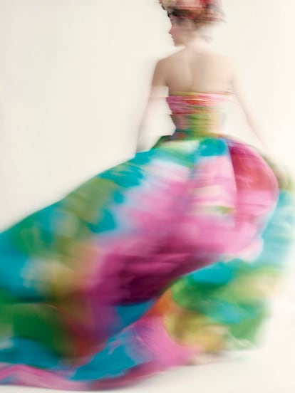 La modelo Roos Abels con el vestido Hellébore, diseñado por Gianfranco Ferré para Christian Dior, en la colección primavera-verano de 1995.