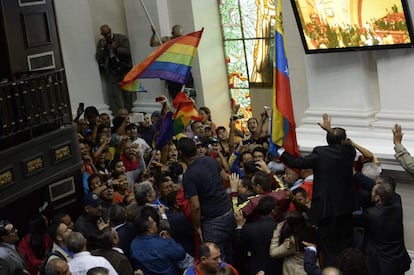 Cientos de personas ingresan a la fuerza al Palacio Legislativo para impedir una sesión especial en la que se discutiría un juicio político contra el presidente Nicolás Maduro. Varias personas resultaron heridas.