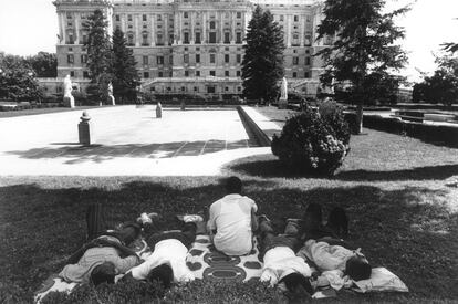 Los jardines de Sabatini, junto al Palacio Real, fue otro de los enclaves donde se instalaron a vivir algunos de los inmigrantes subsaharianos que llegaron a Madrid en el verano de 1990.